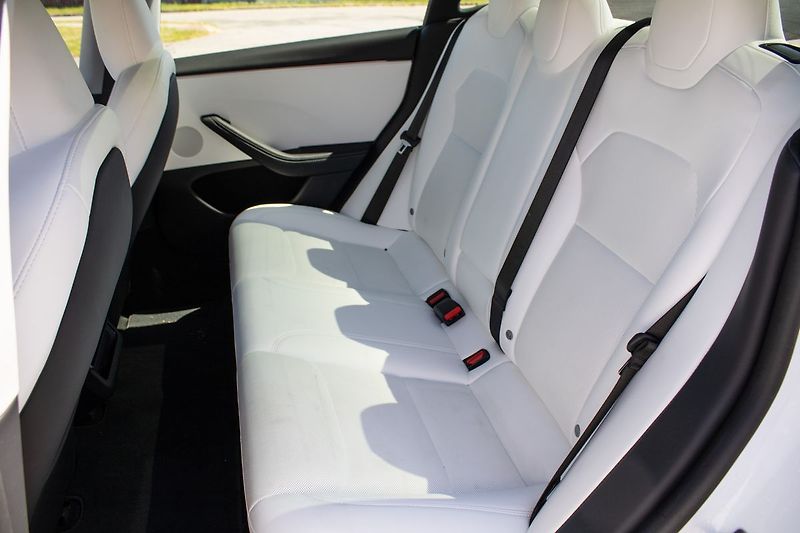 Tesla Model 3 - fotka 16 z 21