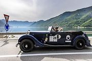 Druhá jízda Oldtimer Expressu mířila z Prahy do řeckých Atén. Posádka číslo 28 s vozem Aston Martin.
