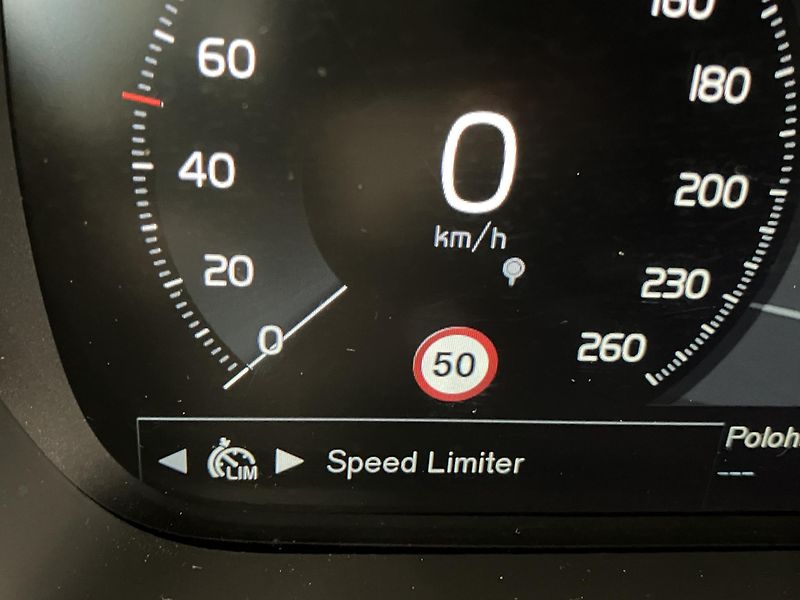 Volvo XC90 B5 AWD Momentum AT8 - fotka 28 z 48