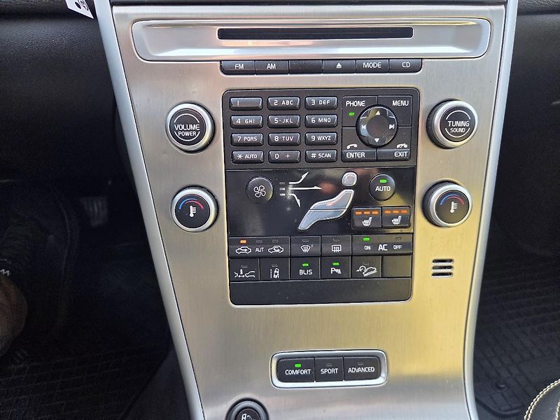 Volvo XC60 (2010) 2,4 D5-151KW-AWD- AUTOMAT - fotka 17 z 20