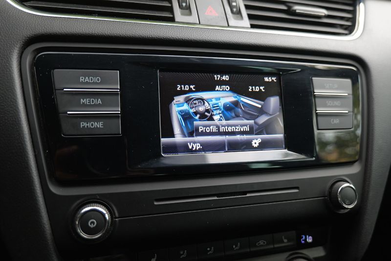 Škoda Octavia 2.0 TDI 135 kW RS Tažné - fotka 32 z 36