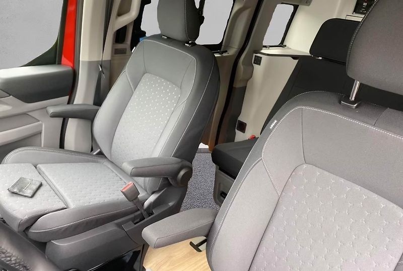 Ford Tourneo Custom Nugget 320 L1 Manual - fotka 8 z 18