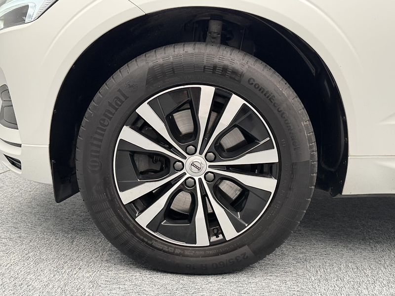 Volvo XC60 B4 AWD MOMENTUM PRO AUT CZ - fotka 16 z 37