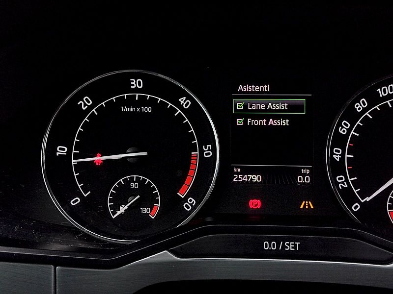 Škoda Superb (2015) Combi Ambition Business  2,0 T - fotka 8 z 36
