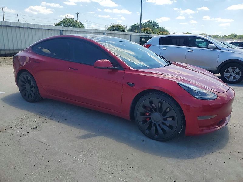 Tesla Model 3 (2022) Auto na cestě - fotka 4 z 13