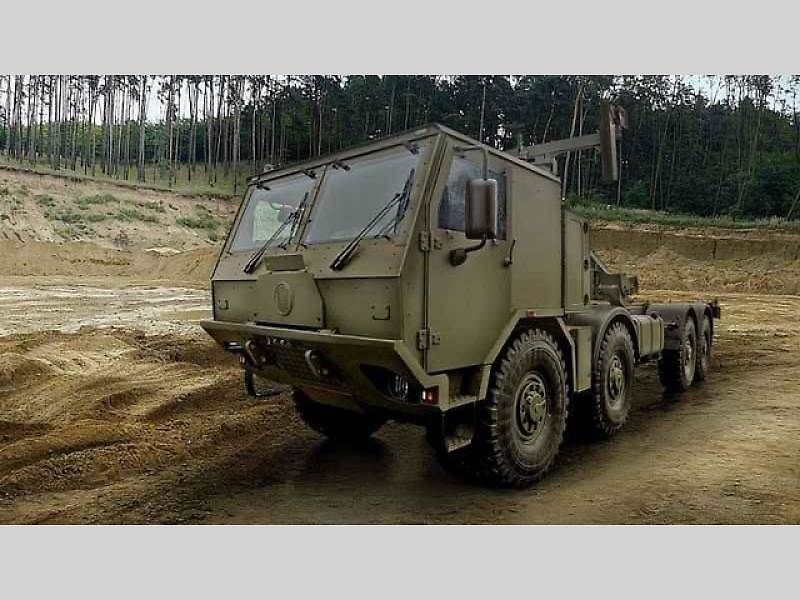 Tatra Force 8x8 – vozidlo pro přepravu potrubí.