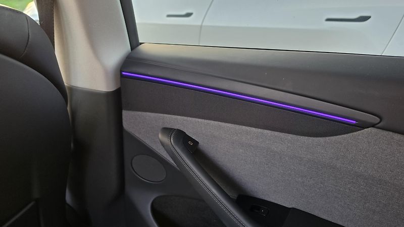 Tesla Model Y (2025) LongRange, ČR, Tažné - fotka 17 z 17