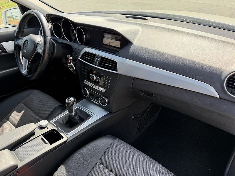 Mercedes-Benz Třídy C 180 CGI NAVIGACE SERVISKA - fotka 34 z 37