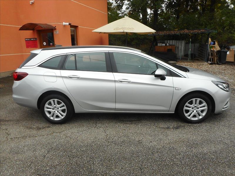 Opel Astra 1,6 CDTi SPORT TOURER - fotka 4 z 28