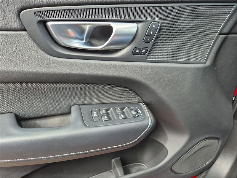 Volvo XC60 2,0 B4 AWD PLUS DARK - fotka 18 z 18