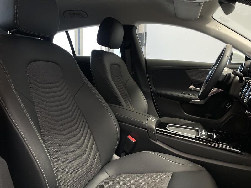Mercedes-Benz CLA 180d Shooting Brake Progressiv - fotka 15 z 21