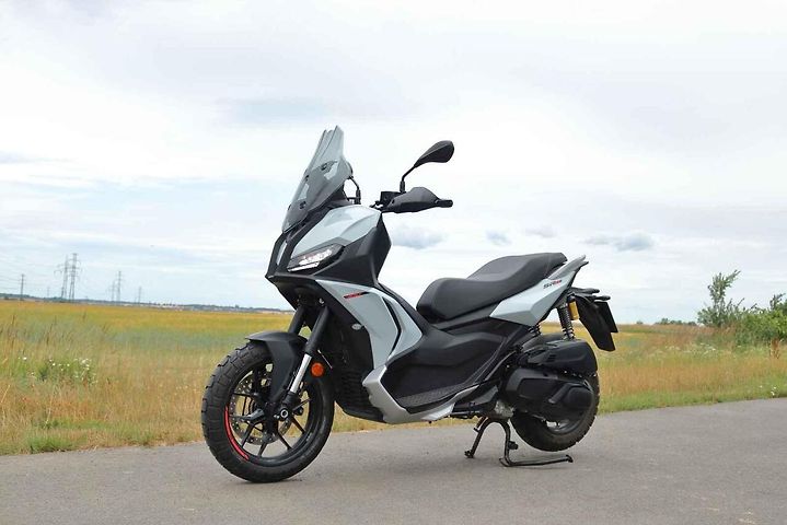 Aprilia SR GT400 se pokusí navázat na úspěch stopětadvacítky. Všechno nasvědčuje tomu, že se jí to podaří.