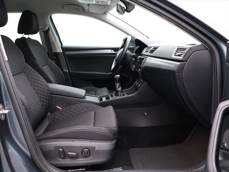 Škoda Superb 2,0 TDI 110kW Style CZ DPH - fotka 12 z 27