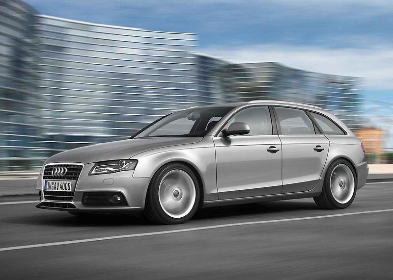 Audi A4 se v první generaci chlubila nápaditými propagačními snímky.