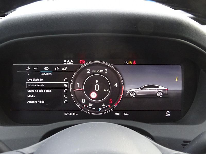Jaguar XE D180 R - Dynamic SE - fotka 26 z 47