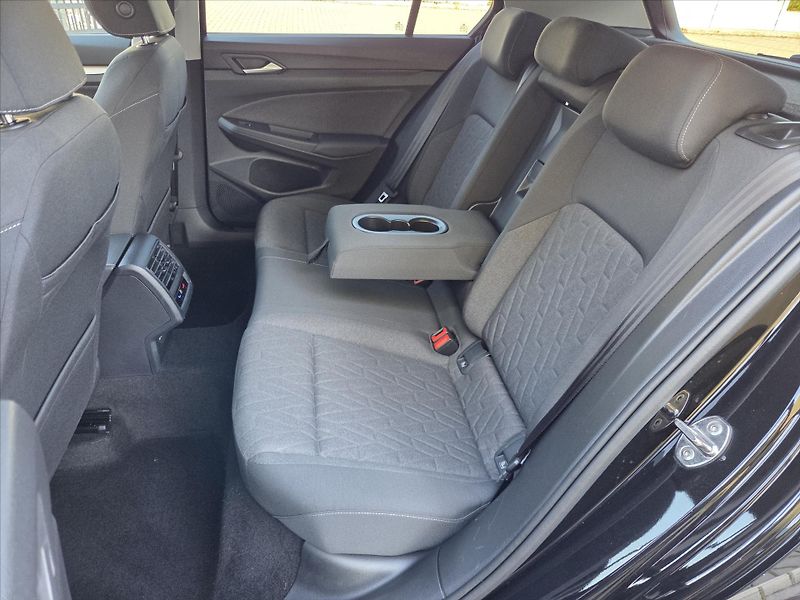 Volkswagen Golf 1,5 eTSi 110kW DSG Tov.záruka - fotka 10 z 22