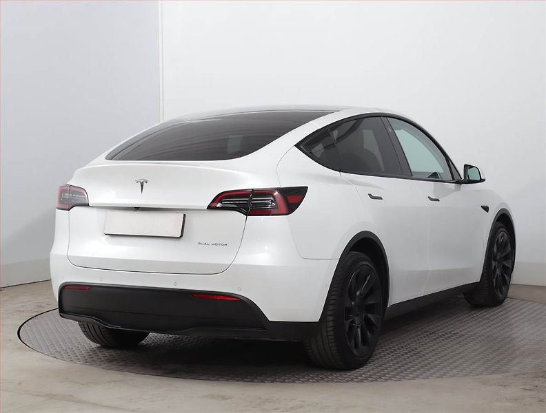 Tesla Model Y (2021) Long Range AWD 75kWh, SoH 95% - fotka 5 z 23