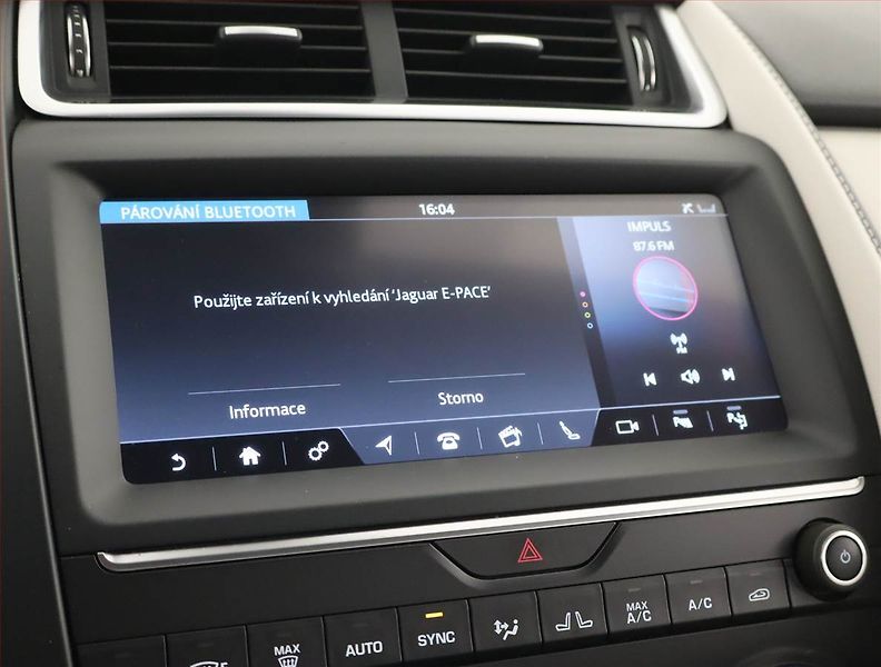 Jaguar E-Pace (2019) P300 AWD - fotka 24 z 26