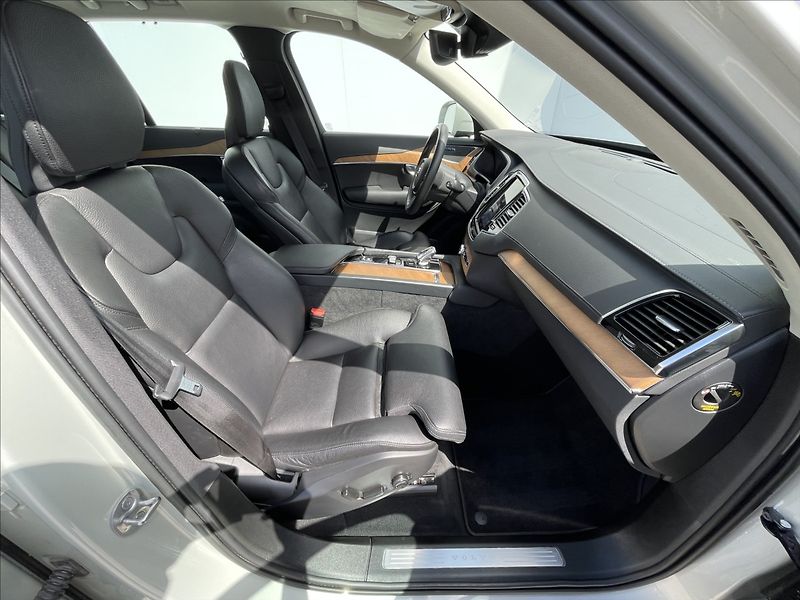 Volvo XC90 2,0 B5 AWD Inscription - fotka 16 z 22
