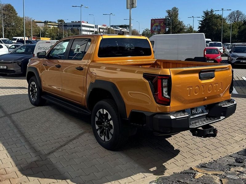 Toyota Hilux 2.8L Diesel 4x4 MHEV 48V AT6 - fotka 3 z 11