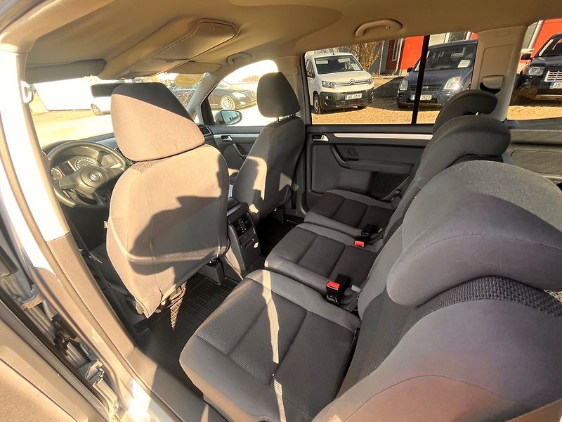 Volkswagen Touran 1.6TDi 77kW*WEBASTO*VÝHŘEV SED - fotka 17 z 34