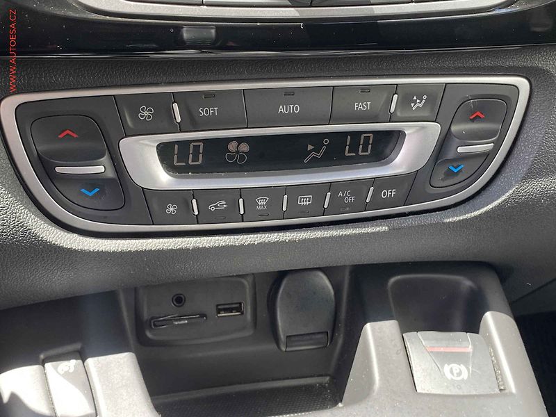 Renault Scénic (2016) 1.5dCi, BOSE, AT, kamera - fotka 14 z 17