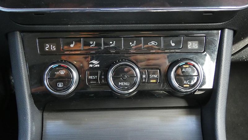 Škoda Superb Combi 2,0 TDI DSG Style - fotka 17 z 24