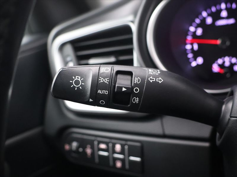 Kia Ceed SW 1,5 T-GDI 118kW TOP DCT CZ - fotka 16 z 30