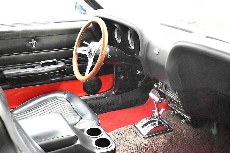 Tradiční sraz autoveteránistů na náměstí T. G. Masaryka v Prostějově. 18. května 2025