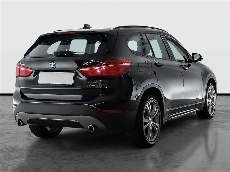 BMW X1 (2016) sDrive18d, Tempomat - fotka 5 z 18