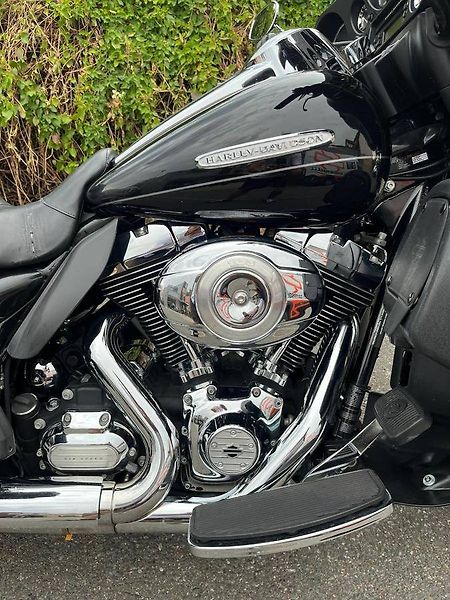 Harley-Davidson FLHTK Electra Glide Ultra Limited 1690 (2012) - fotka 10 z 12