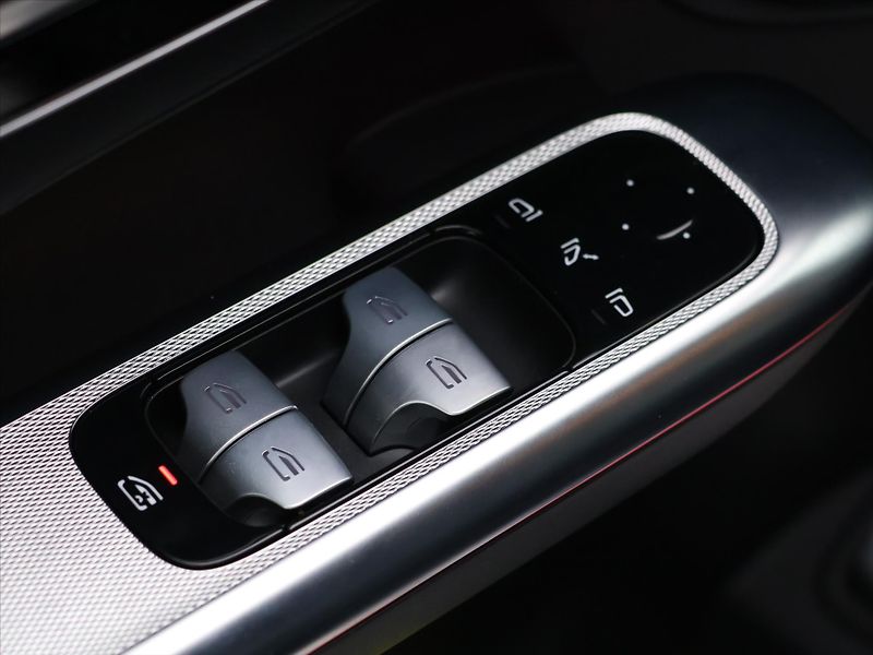 Mercedes-Benz GLC 2,0 300 4Matic AMG CZ 1Maj - fotka 16 z 41