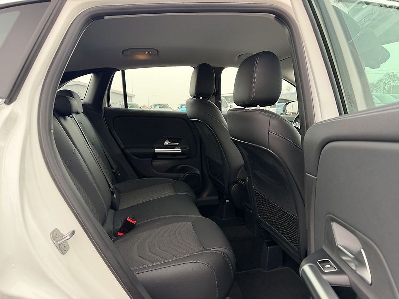 Mercedes-Benz GLA 180 d - fotka 11 z 30