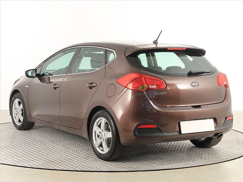 Kia Ceed (2012) 1.4 CVVT, Serv.kniha, Tempomat - fotka 4 z 17
