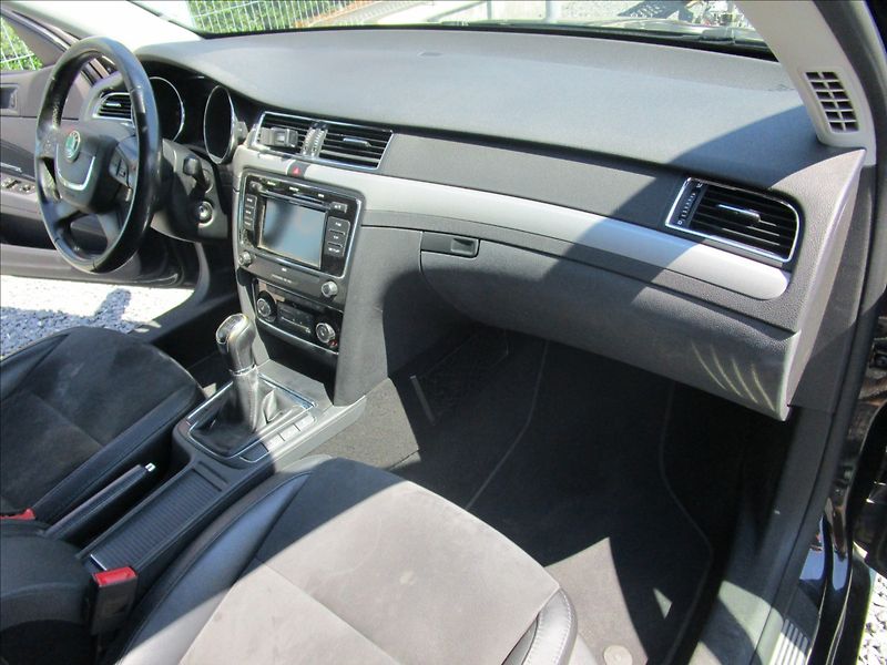 Škoda Superb Combi 2.0TDi 125kW Elegance - fotka 15 z 43
