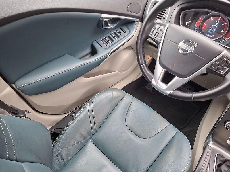 Volvo V40 (2012) 2.0D3 110kW AUT -1.MAJITEL - fotka 12 z 38