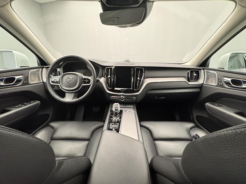 Volvo XC60 B4 AWD INSCRIPTION  - fotka 2 z 49