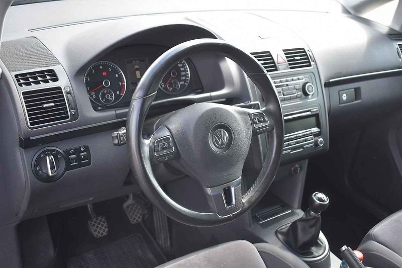 Volkswagen Touran působí usedle, ale je to dobrý rodinný společník