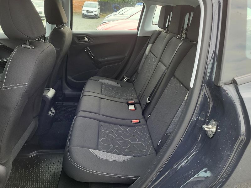 Peugeot 2008 ACTIVE 1.2 PureTech 110k S&S - fotka 8 z 39