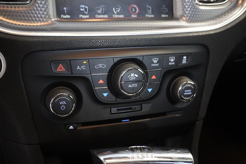 Dodge Charger 6.4 HEMI SRT 8 AUTOMAT - fotka 22 z 39