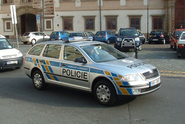 Policie dlouhodobě upozorňuje, že řidiči nemají nechávat ve vozidle cennosti ani auto opouštět odemčené. Krátká chvíle nepozornosti může zlodějům stačit., zdroj: TheHonMP /Wikimedia Volné dílo