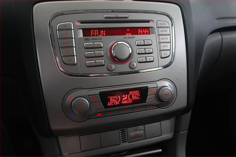 Ford Focus (2008) 1.6 16V, po STK, servisované - fotka 12 z 15