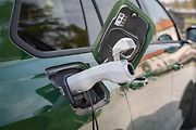 Elektrická varianta umí dobíjet i externí spotřebiče.