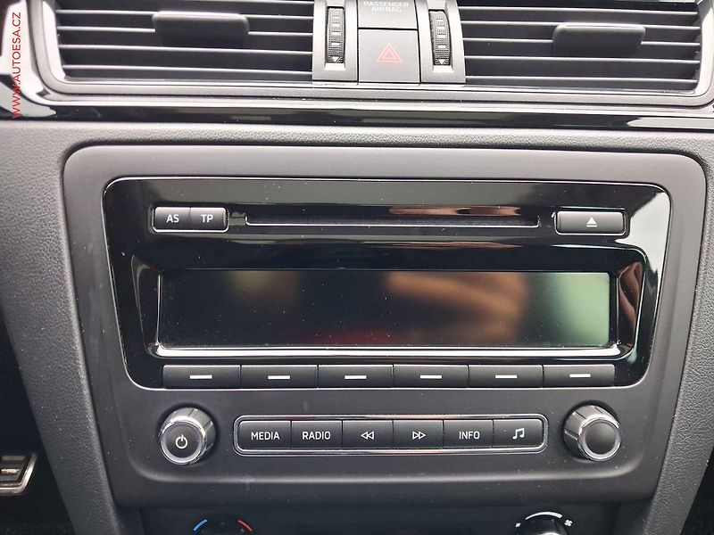 Škoda Rapid (2015) 1.2 TSi, Sport, xenon, panor - fotka 14 z 17