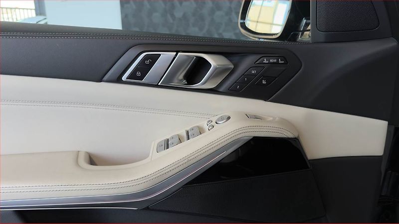 BMW X7 (2023) xDrive40i - fotka 13 z 24