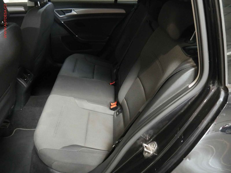 Volkswagen Golf (2015) 1.6TDi, Navi, panor - fotka 10 z 19