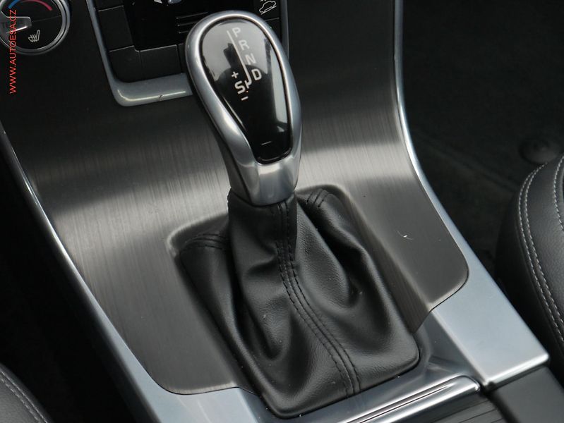 Volvo V60 (2016) 2.4 D4 4x4, ČR, Cross - fotka 14 z 23