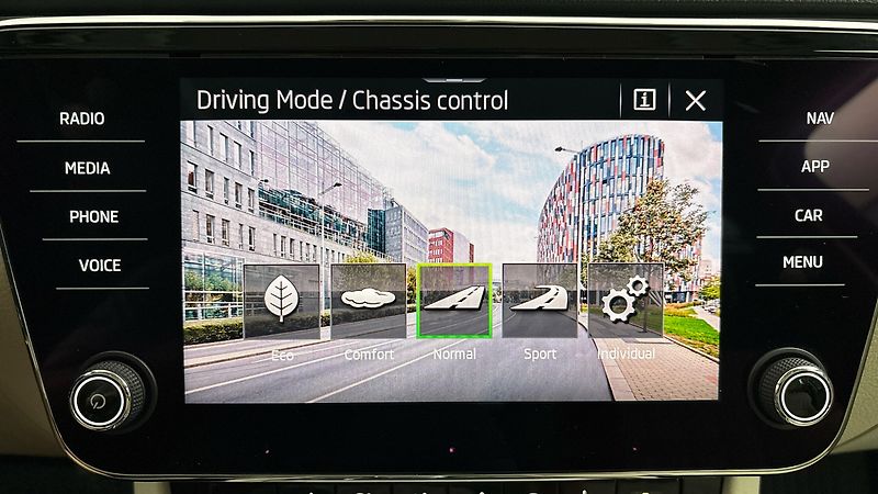 Škoda Superb 2.0 TDI DSG 4x4 Style Combi - fotka 32 z 34