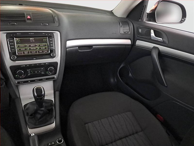 Škoda Octavia (2011) 1.6 TDI, Navi, Xenony - fotka 8 z 20