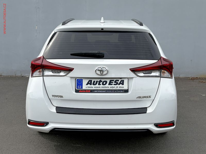 Toyota Auris (2015) 1.6i, ČR, autoAC - fotka 5 z 14